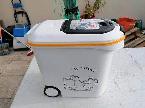 Pet food storage container - food,